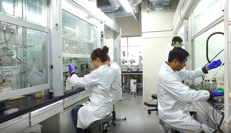 真ag试玩 Jian Qinglingは、2人のストレージ機器を超自然的なスペースに入れました